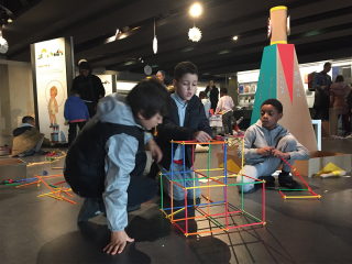 Les jeunes locataires sous le charme des jouets anciens